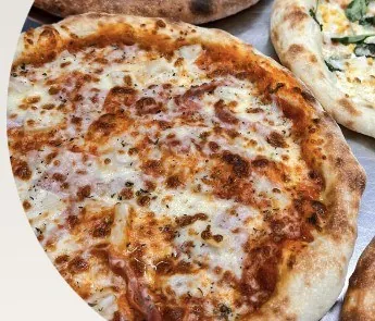 Čerstvá pizza upečená v peci u Manuely